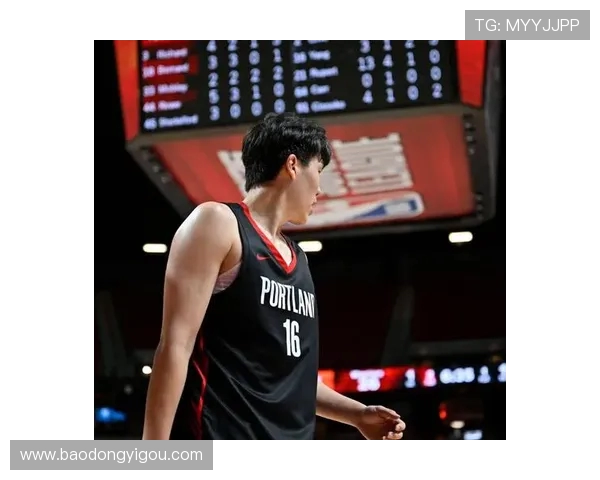 杨瀚森首节仅得2分1板解说称其防库里站位欠佳整体表现稳健无明显失误